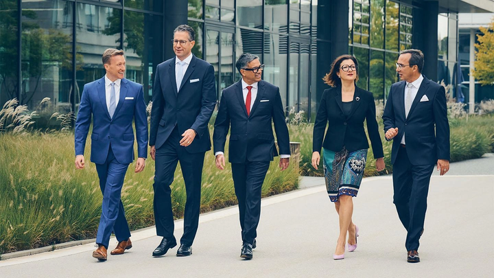 勃林格殷格翰执行董事会成员沿着员工餐厅走着，彼此交流、相互注视