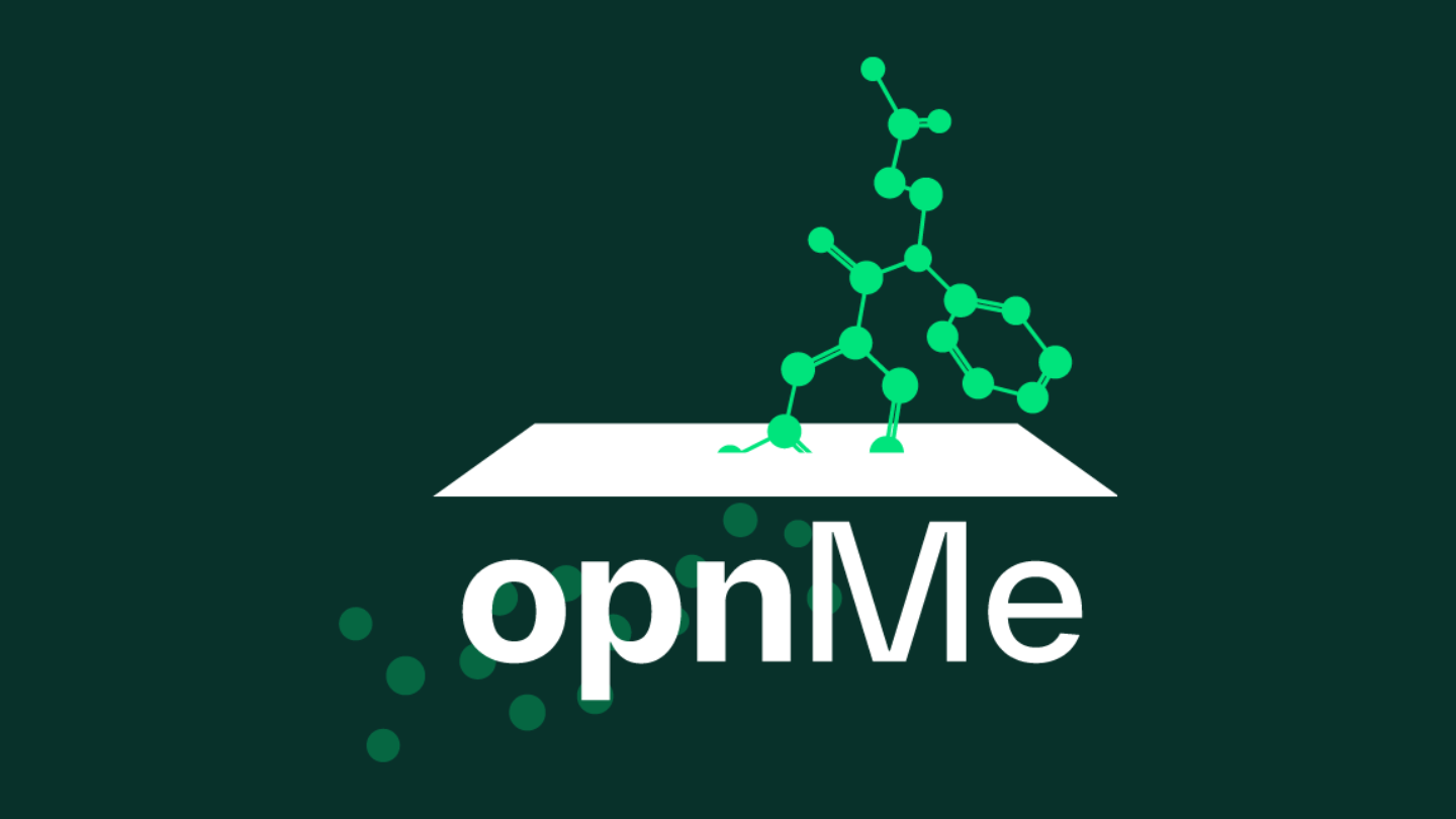 深綠色背景上的 opnMe 標誌